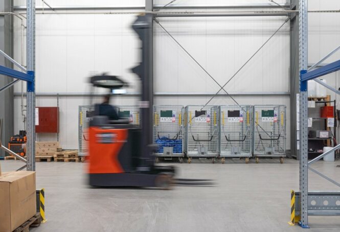 Logistik Stapler im Hochregal Lager Schweiz